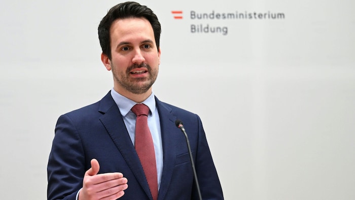 Bildungsminister Christoph Wiederkehr (NEOS) wird sich mit den Schulpartnern zum Thema ...
