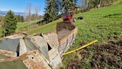 Der Motorkarren kam nach einem Sturz über rund 150 Meter zum Stillstand. Der Fahrer war zuvor ...