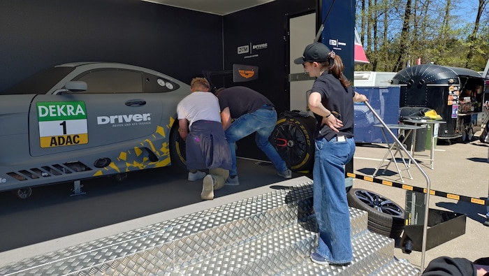 Schweißtreibendes Trockentraining eines Boxenstopps