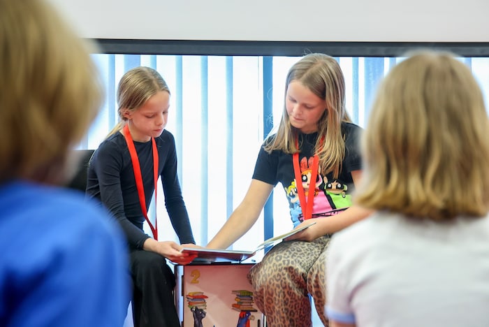 Die beiden zehnjährigen Mädchen Julika und Theresa (re.) lasen ihren Alterskollegen vor.