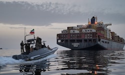 Ein iranisches Patrouillenboot auf dem Weg zum Frachter Epaminondas, welcher festgesetzt worden ...