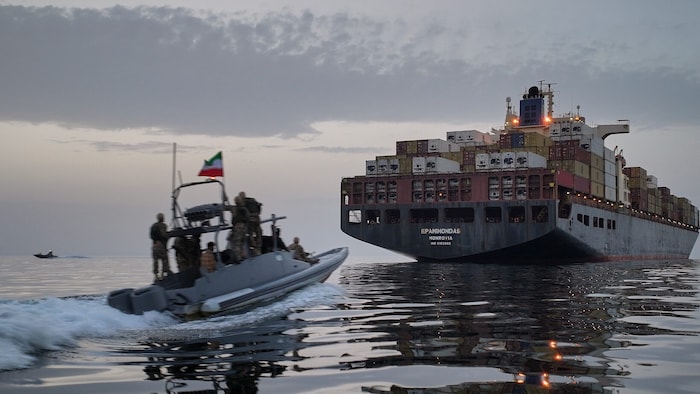 Ein Schnellboot der Revolutionsgarden nähert sich einem Frachter in der Straße von Hormuz.