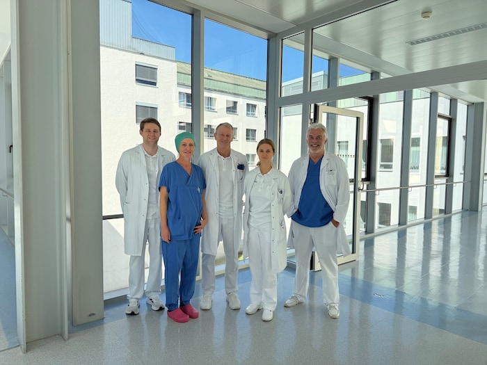 Sie führten die OP durch: Dr. Lukas Söllinger, Astrid Spörer (DGKP), OA Dr. Rudolf Puschmann, OÄ ...