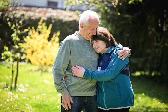 Bei Manfred un Monika Schinner merkt man, wie gern sie sich haben.