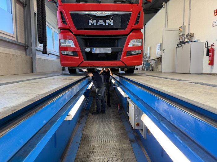 Kontrollen in der Prüfhalle.