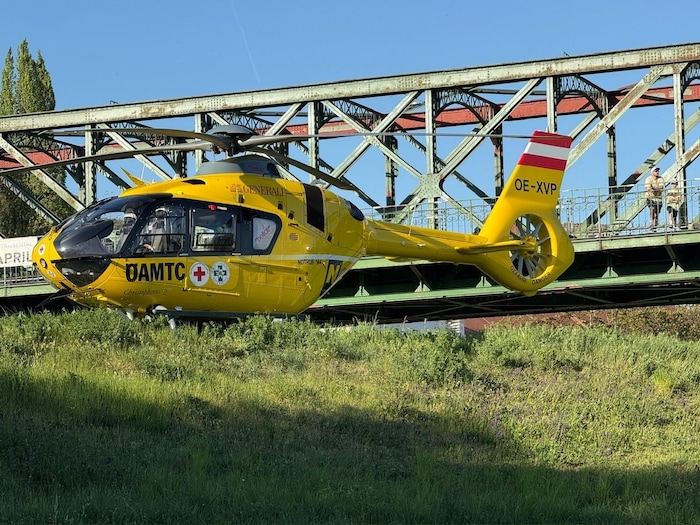 Auch ein Helikopter unterstützt bei der Rettungsaktion.