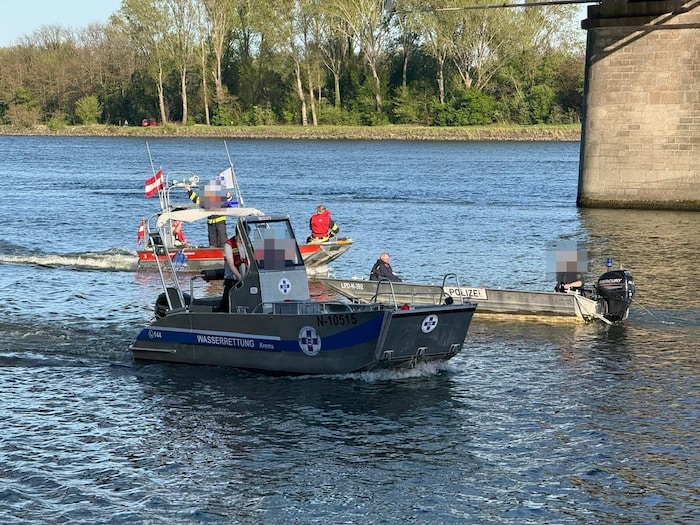 Auch die Wasserretung ist im Einsatz.