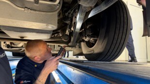 Die Techniker der Straßenaufsicht arbeiten mit großer Genauigkeit.