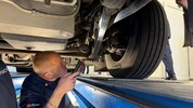 Die Techniker der Straßenaufsicht arbeiten mit großer Genauigkeit.