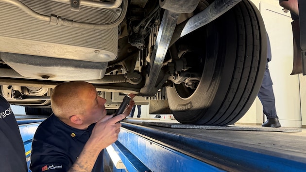 Die Techniker der Straßenaufsicht arbeiten mit großer Genauigkeit.