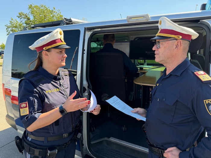 Lagebesprechung: Oberst Andrea Anders, interimistische Leiterin der LVA Wien, mit Oberst ...