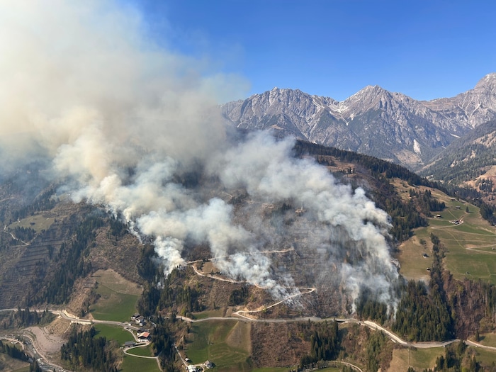 So schaut der Waldbrand von oben aus.