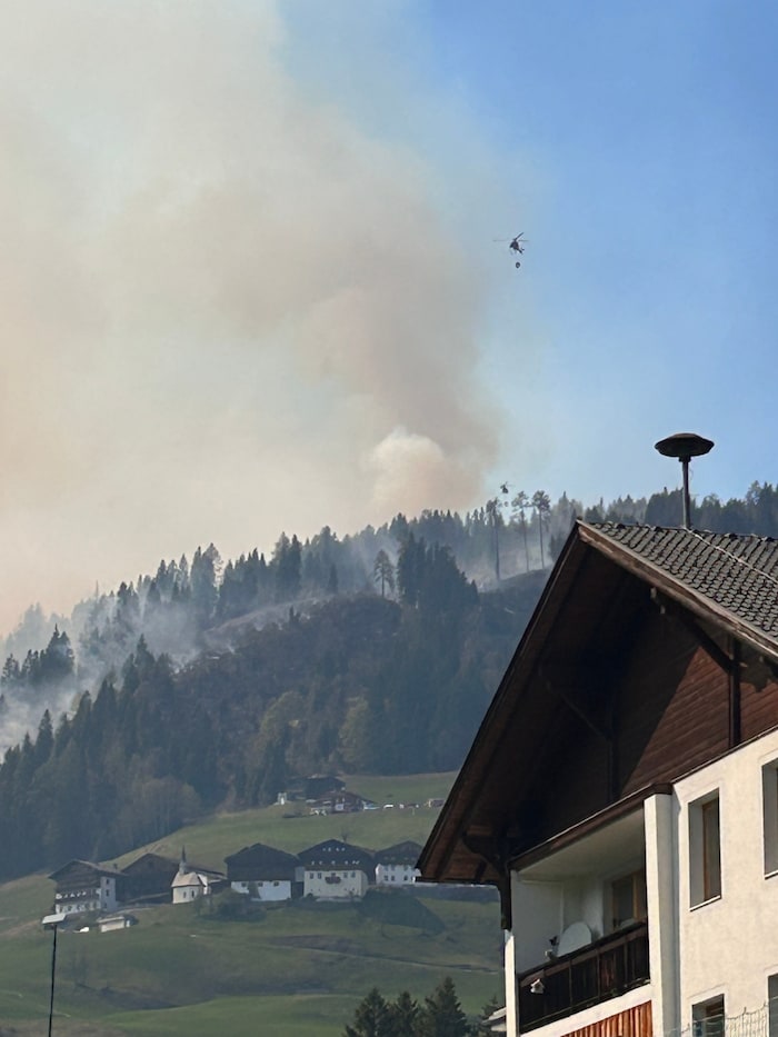 Anrainer bangen vor einer weiteren Ausbreitung des Brandes.