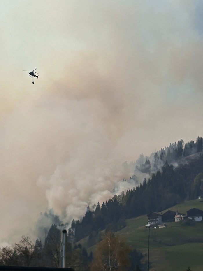 Mehrere Hubschrauber löschen den Brand derzeit von oben.
