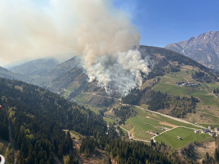Rauchschwaden stiegen den ganzen Freitag über auf.