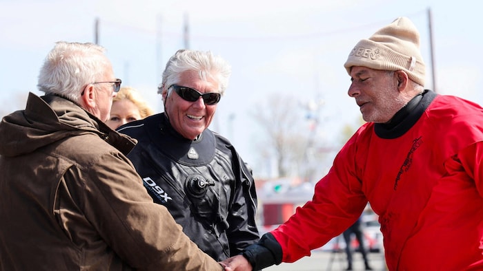 Umweltminister Till Backhaus spricht mit einem Mitglied des Rettungsteams.