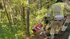 Der Motorradfahrer rutschte unter der Leitschiene durch und landete fünf Meter unterhalb im ...