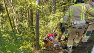 Der Motorradfahrer rutschte unter der Leitschiene durch und landete fünf Meter unterhalb im ...