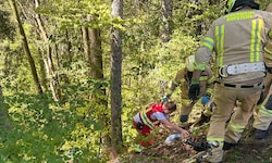 Der Motorradfahrer rutschte unter der Leitschiene durch und landete fünf Meter unterhalb im ...