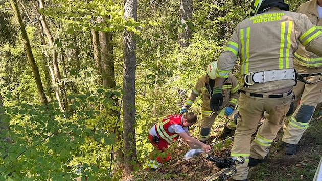 Der Motorradfahrer rutschte unter der Leitschiene durch und landete fünf Meter unterhalb im ...