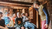 Iris Unterhofer versteht es, die Jugend mit Sagen in ihren Bann zu ziehen.