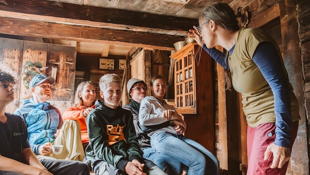 Iris Unterhofer versteht es, die Jugend mit Sagen in ihren Bann zu ziehen.