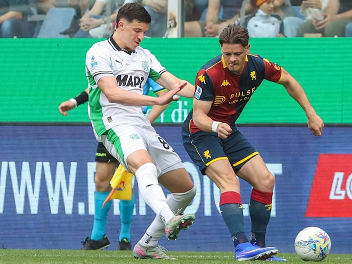 Muharemovic (li.) kickt in der Serie A für Sassuolo.