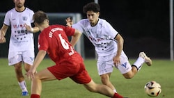 Akzeptierte die Trainerentscheidung nicht: Elias Atiabou (re.).