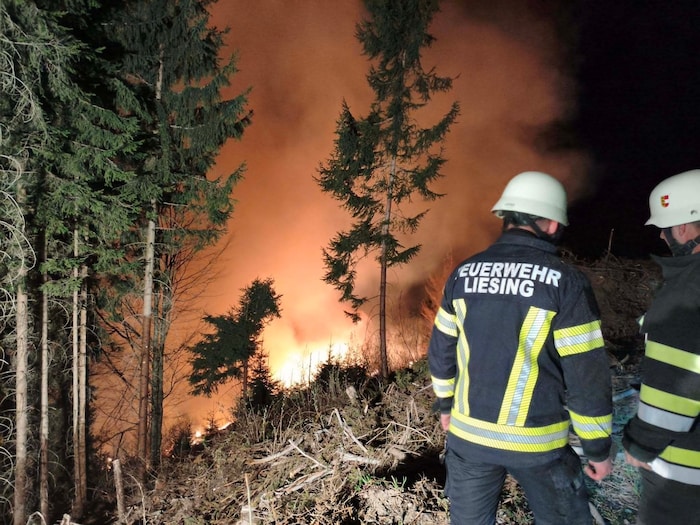 Knapp 200 Feuerwehrleute stehen im Einsatz.