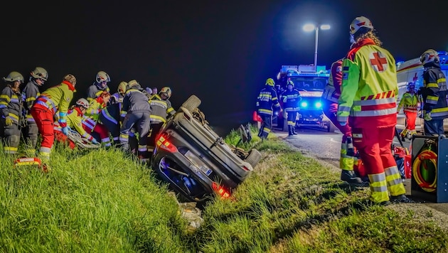 Der Lenker musste von der Feuerwehr befreit werden.