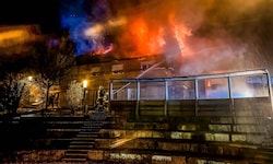 Der Brand erfasste das gesamte Hausdach