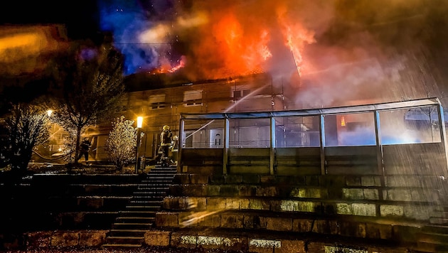Der Brand erfasste das gesamte Hausdach