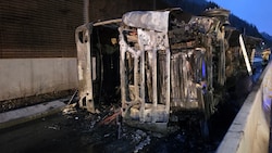 Der Sattelschlepper brannte völlig aus.