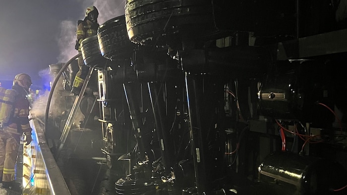 Der Unfalllbereich war bis kurz vor 6 Uhr wegen Lösch- und Bergearbeiten gesperrt.