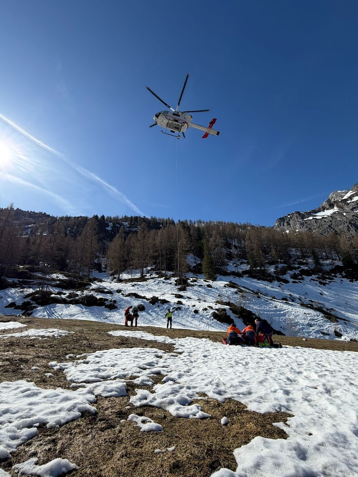 Die 78-jährige Einheimische wurde per Heli geborgen und zur Felseralm für die Erstversorgung ...