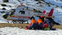 Die Bergrettung versorgte die schwer verletzte Frau vor dem Transport per Heli.