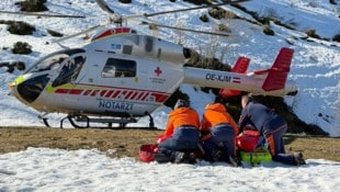 Die Bergrettung versorgte die schwer verletzte Frau vor dem Transport per Heli.