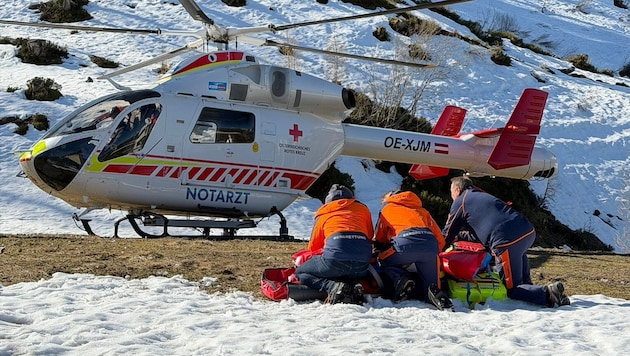 Die Bergrettung versorgte die schwer verletzte Frau vor dem Transport per Heli.