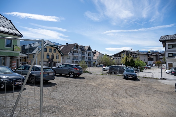 Seit dem Abriss stehen die Bauzäune auf dem Schotter. Autos parken – aber nur von Hotelgästen ...