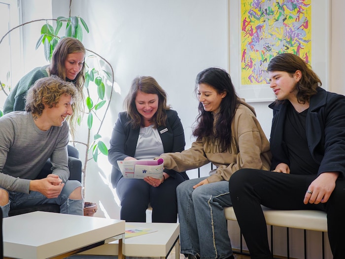 Schuldirektorin Eva Daisenberger (Dritte von links) bildet junge Menschen aus.