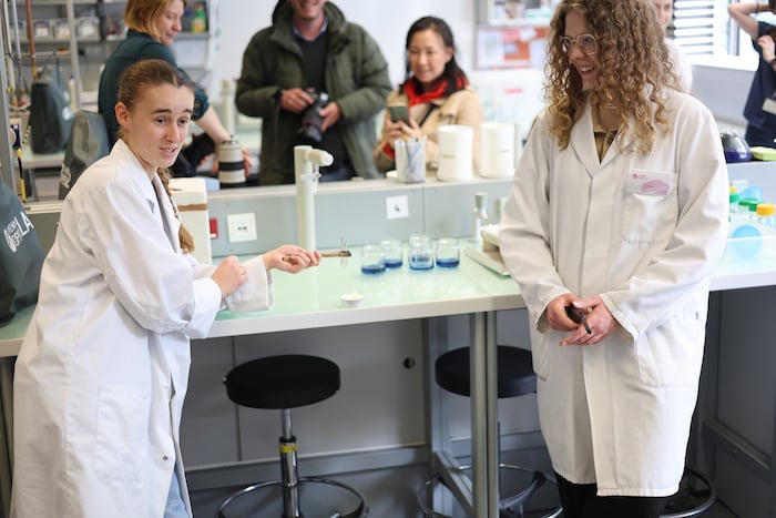 Mit Feuer wird auch experimentiert.