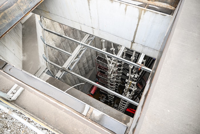 Durch einen 1,7 Kilometer langen Tunnel wird der Strom zum Elektrolichtbogenofen geleitet.