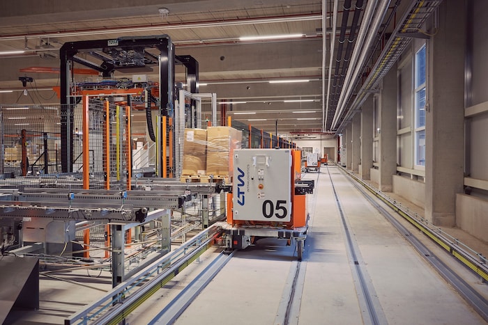 33 selbstfahrende Transportfahrzeuge helfen bei der Ein- und Auslagerung der Paletten im ...