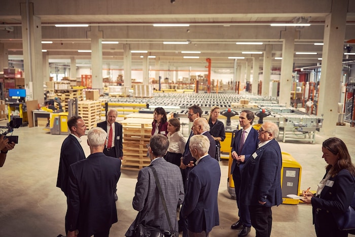 Bei einer Führung durch die moderne Logistikanlage gab es Einblicke in die betrieblichen ...