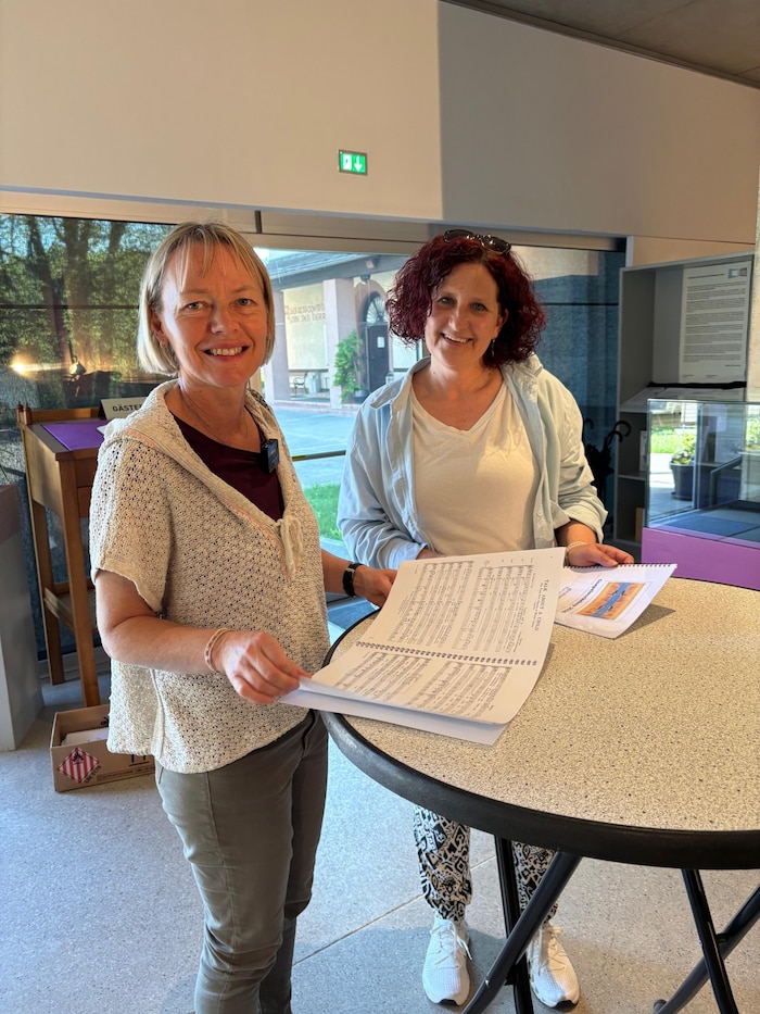 Die Teilnehmerinnen sind ob der Songauswahl begeistert.