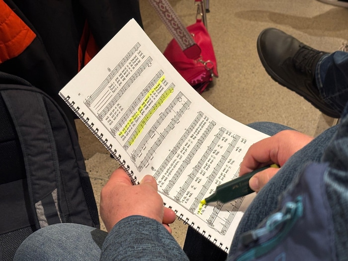 Akribisch werden die Noten studiert.