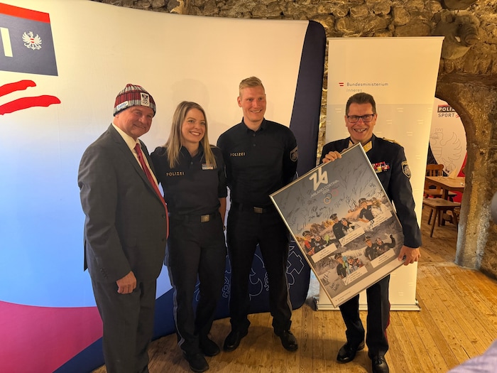 Von den Spitzensportlern gab es für Günther Marek eine Olympia-Haube und für Innenminister ...