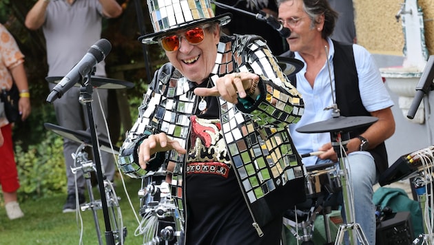 So kennt man Alex Rehak – mit schillerndem Outfit auf der Bühne.