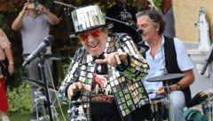 So kennt man Alex Rehak – mit schillerndem Outfit auf der Bühne.