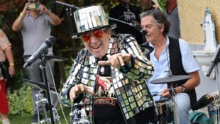 So kennt man Alex Rehak – mit schillerndem Outfit auf der Bühne.